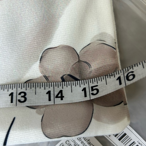 Bundle of six throw pillow covers measuring approximately 16x16 - Picture 6 of 7